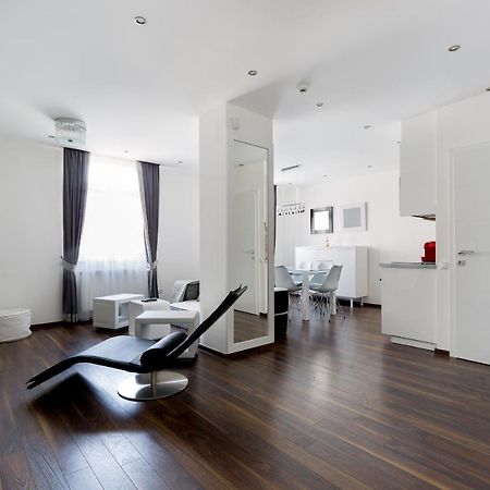 Budapest Central Square 2 Bedrooms Suite - Michaelides Voeroesmarty Square Residences Екстер'єр фото