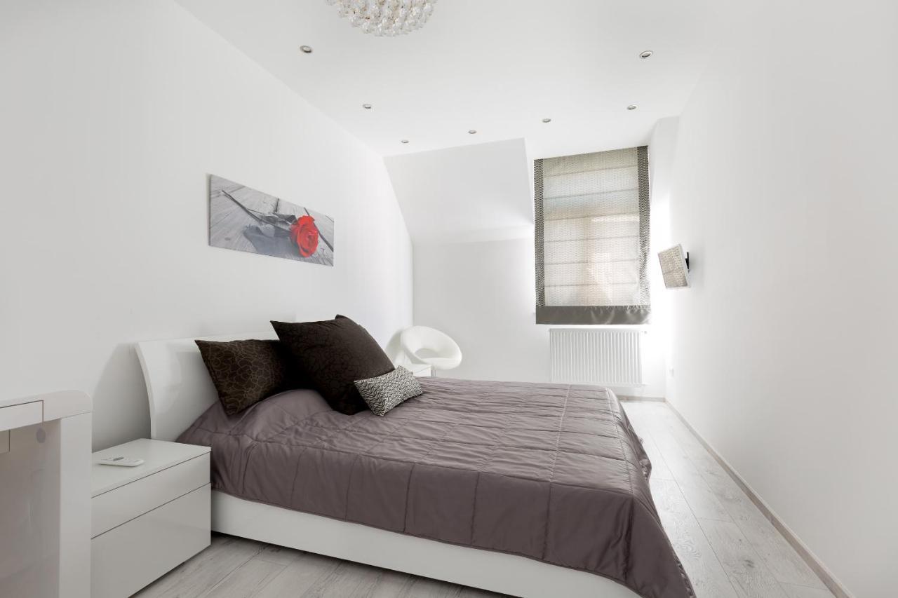Budapest Central Square 2 Bedrooms Suite - Michaelides Voeroesmarty Square Residences Екстер'єр фото